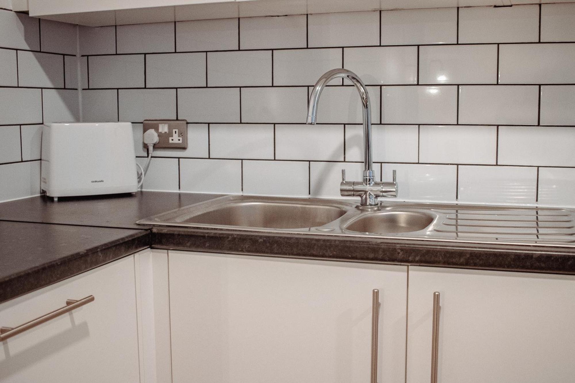 Central & Spacious, Sleeps 8, Perfect For Groups Leeds  Exterior foto